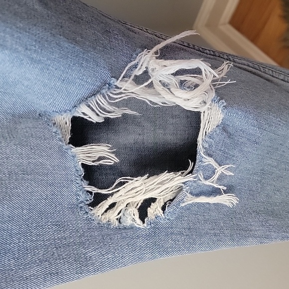 ABERCROMBIE & FITCH The Mom High Rise Light Wash Distressed Destroyed Jeans - Picture 5 of 7